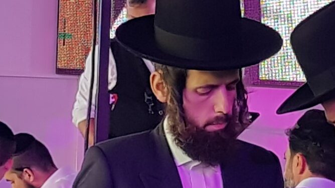 בנו של השר פרוש הותקף בפתח בית השר