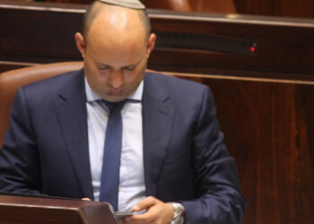 בנט נגד עמית סגל: “הפכת לשופר נרצע”