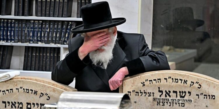 האדמו”ר מויזניץ שליט”א בעליה לציון אמו