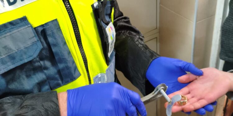 מודיעין עילית: טבעת נתקעה באצבע – ידידים חילצו