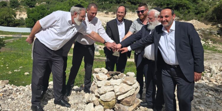 רכסים: הונחה אבן פינה לגשר יונאי שמחבר בין גבעה ג’ לגבעה א’