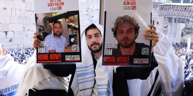 החטוף ששוחרר הגיע לכותל לברך בבכרת כהנים ההמונית