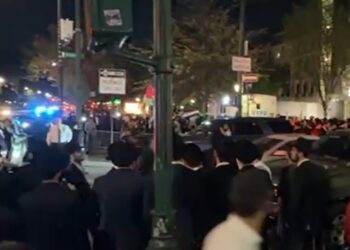 צפו: עימותים בין חב”דניקים לתומכי חמאס שהגיעו להפגין מול 770