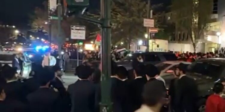 צפו: עימותים בין חב”דניקים לתומכי חמאס שהגיעו להפגין מול 770