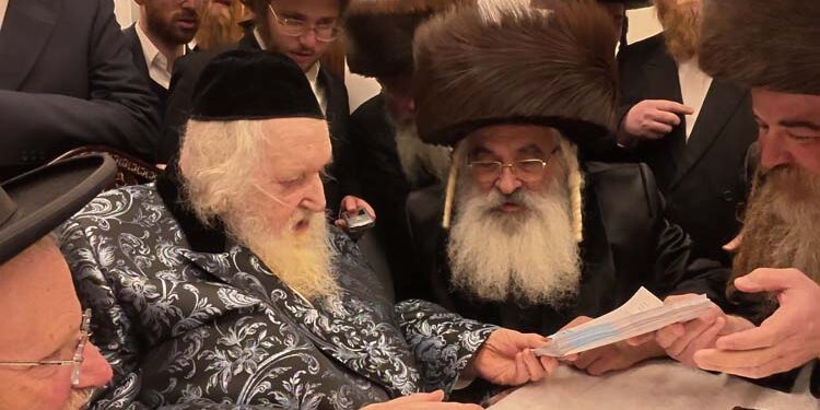 גאב”ד ירושלים הגר”מ שטרנבוך חילק מאות צ’קים