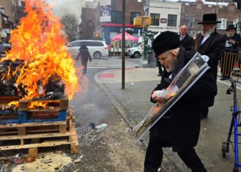 ניו יורק: שריפת חמץ ברחוב 16 בבורו-פארק יחד עם האדמו”ר מניקלסבורג
