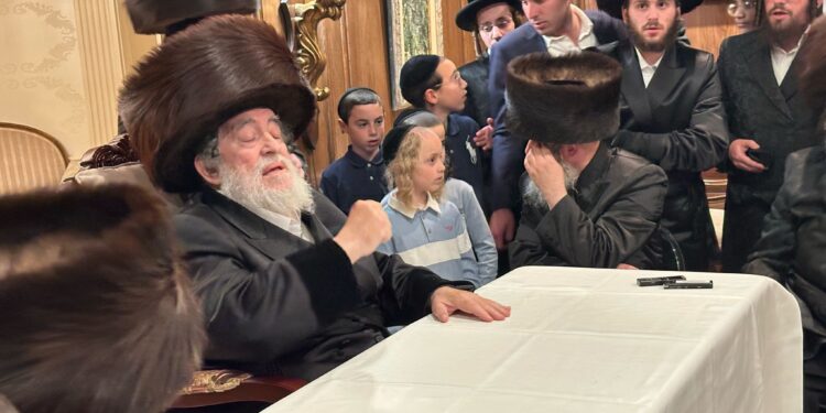 צפו: כ”ק האדמו”ר מויז’ניץ שליט”א ערך את שולחנו בלוס אנג’לס