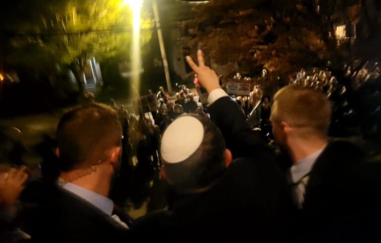 צפו: בן גביר הותקף בארה"ב ע"י מפגינים פרו פלסטינים וסימן V