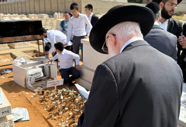 במלאות השבעה הוקמה מצבה על קברו של מרן
