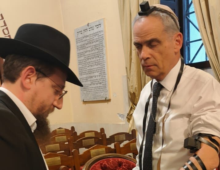 רגע מרגש ברומא: השגריר הניח תפילין לראשונה מבר המצווה