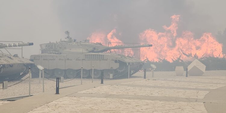 שריפות ענק במוקדים שונים; ישראל מבקשת סיוע מהעולם