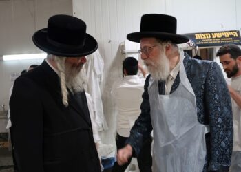 האדמו”ר משאץ דרהאביטש שליט”א בשאיבת ‘מים שלנו’ ובאפיית מצות