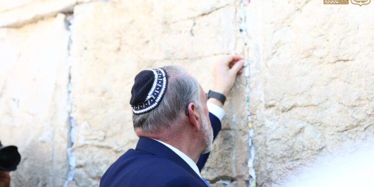 השגריר החדש הגיע ובידו פתק מטראמפ שביקש לטמון בכותל