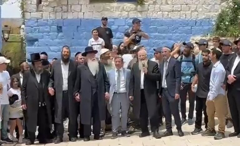 מסורת של 192 שנה: תהלוכת ס"ת מצפת למירון