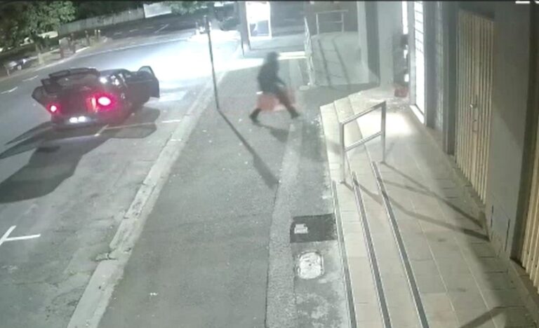 אוסטרליה: המשטרה פרסמה תיעוד מהצתת בית כנסת 'עדת' • צפו