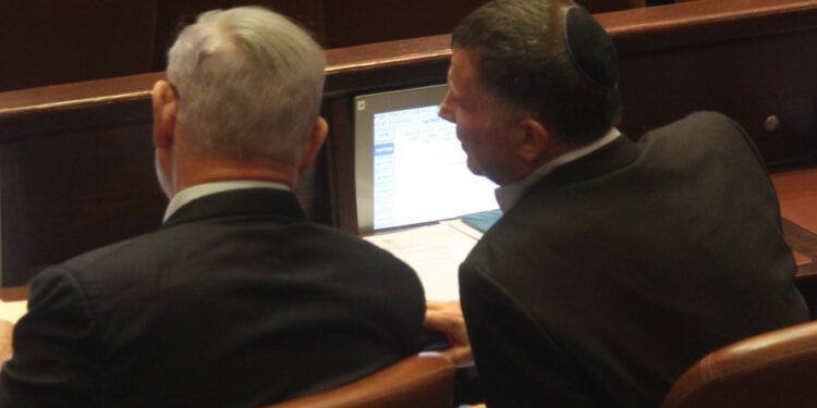 קואליציה בלחץ: נתניהו ייפגש היום עם אדלשטיין ודרעי