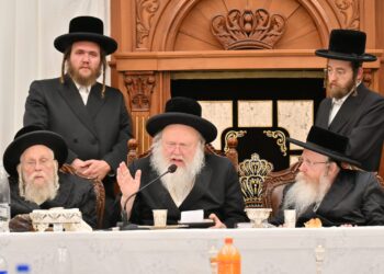 טיש בקאמארנא לרגל יום ההילולא של בעל ‘היכל ברכה’ מקאמארנא