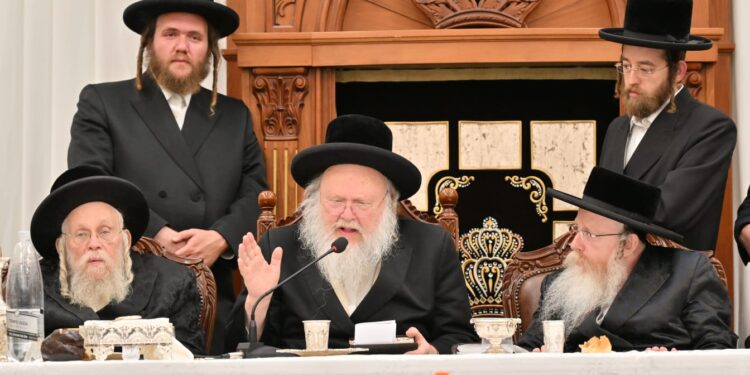 טיש בקאמארנא לרגל יום ההילולא של בעל ‘היכל ברכה’ מקאמארנא