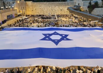 צפו: דגל ישראל גדול מימדים נפרס ברחבת הכותל