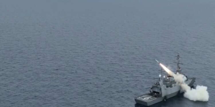 לראשונה חיל הים תקף מטרות בתימן