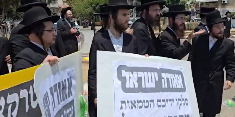 עשרות מפגינים הגיעו לאתר החפירות ביהוד