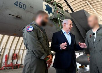 ראש הממשלה הצדיע לאזרחים בבסיס חיל האוויר