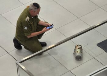 קריית אתא: מיירט נפל לתוך הקניון וגרם לנזק