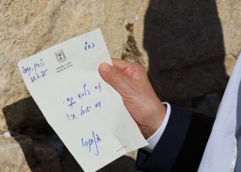 סגירת מעגל: ראש הממשלה הגיע לכותל יממה אחרי התקיפה ההיסטורית