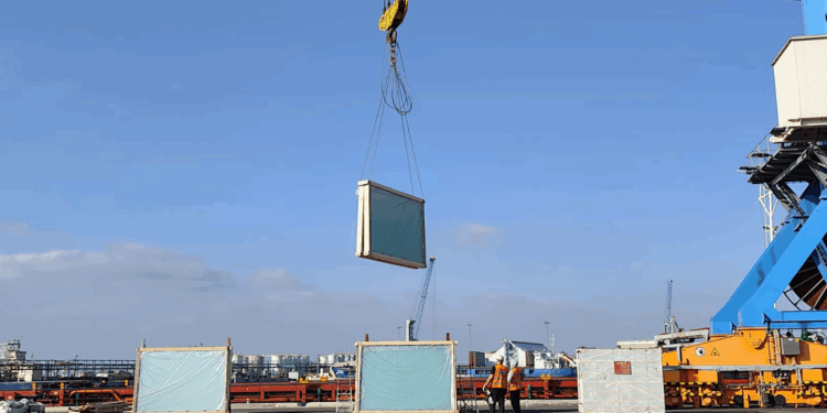 מתחילים לשקם: אונייה ועלייה 2800 טון זכוכית גולמית הגיעה לנמל חיפה