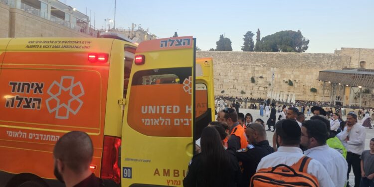 חריג בכותל: אישה נפצעה מירי שעה שהתפללה בעזרת נשים