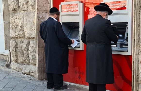 חרדים, כספומט, בנק הפועלים