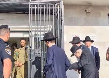 צפו: מרן הגר”ד לנדו הגיע לכלא הצבאי וחיזק את העצורים