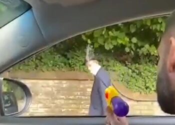 מנצ’סטר: אנטישמים תיעדו עצמם משפריצים מים על יהודים