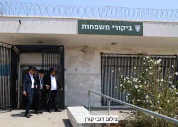 מרן הגרמ”ה הירש שליט”א הגיע לכלא הצבאי לפגוש בבחורים