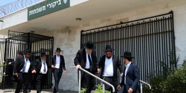 מרן הגרמ”ה הירש שליט”א הגיע לכלא הצבאי לפגוש בבחורים