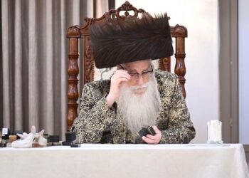 האדמו”ר מצאנז באסיפת חרום לגבי כשרות התפילין