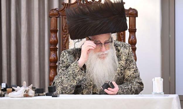 האדמו”ר מצאנז באסיפת חרום לגבי כשרות התפילין