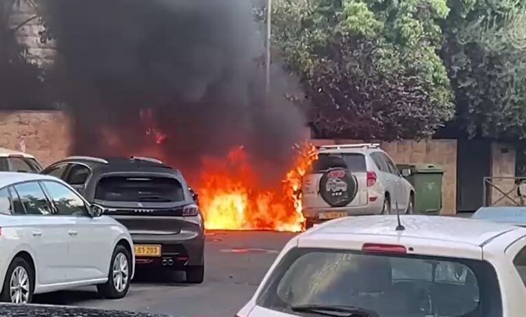 צפו: יום הזעם החל בשריפת רכבים בירושלים