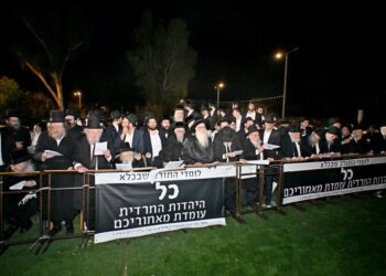 המונים הפגינו מול שערי הכלא הצבאי – כלא 10