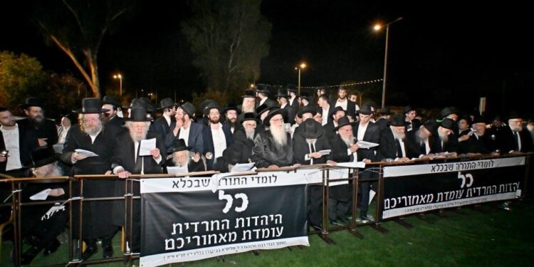 המונים הפגינו מול שערי הכלא הצבאי – כלא 10