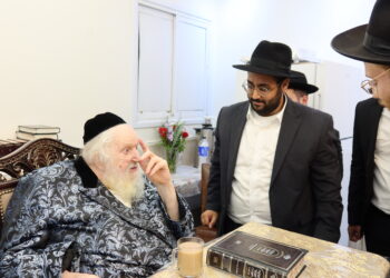 צפו: העציר העריק הגיע לבית מרן: “אסור לך ללכת לצבא”