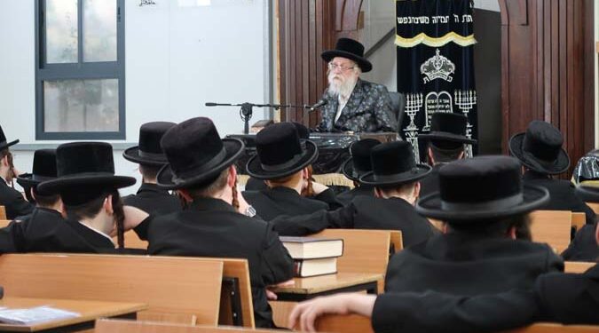 האדמו”ר משאץ דרהאביטש בשיחה בהיכל ישיבה לצעירים ‘טשרנוביל’