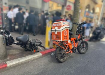 בני ברק: רוכב אופניים חשמליים נפצע בינוני בתאונה עם אוטובוס
