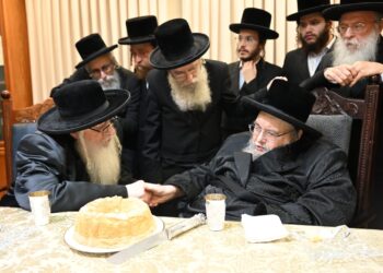 האדמו”ר מצאנז בביקור אצל האדמו”ר מבעלזא והגר”מ שטרנבוך