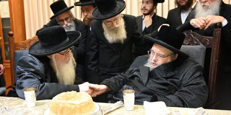 האדמו”ר מצאנז בביקור אצל האדמו”ר מבעלזא והגר”מ שטרנבוך