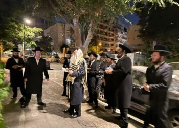 צפו: ח”כ פרוש ארגן סליחות מול בית היועמ”שית בתל אביב