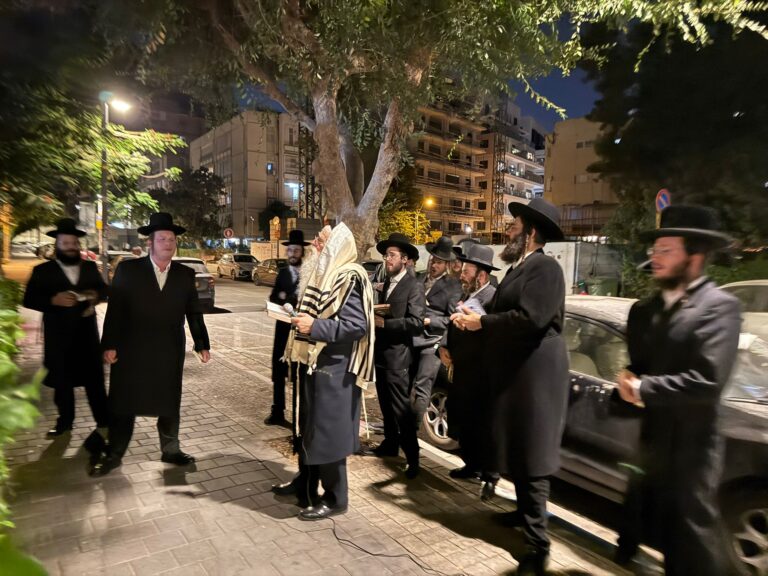 צפו: ח"כ פרוש ארגן סליחות מול בית היועמ"שית בתל אביב