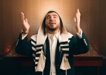 שמעון לוי מגיש גרסה חדשנית ומרגשת ל”הלל קרליבך”