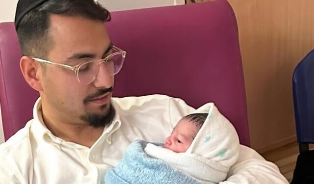 מזל טוב! כתב ערוץ 14 חובק בת שלישית