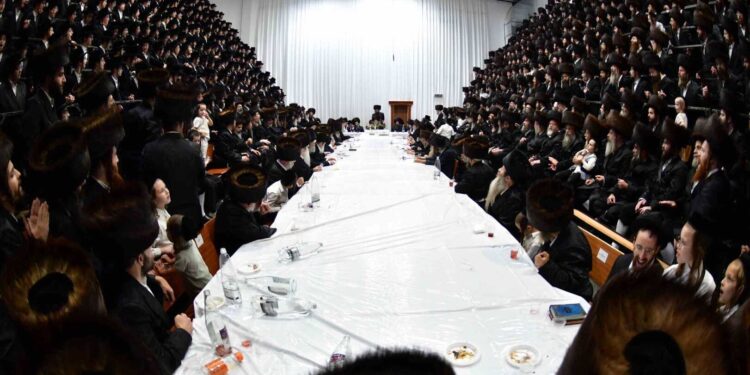 תפילת מעריב וקידוש לבנה במוצאי יום כיפור בסערט ויז’ניץ